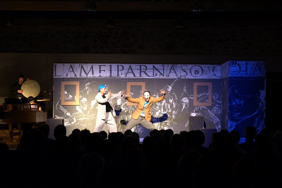 Tagung 2016: Die Pantomimen-Compagnie BODECKER & NEANDER und das Renaissance Orchester INSTRUMENTA MUSICA unter der Leitung von Ercole Nisini führen die Komödie "L’Amfiparnaso – Comedia Harmonica" nach Orazio Vecchi in der Musikscheune auf.