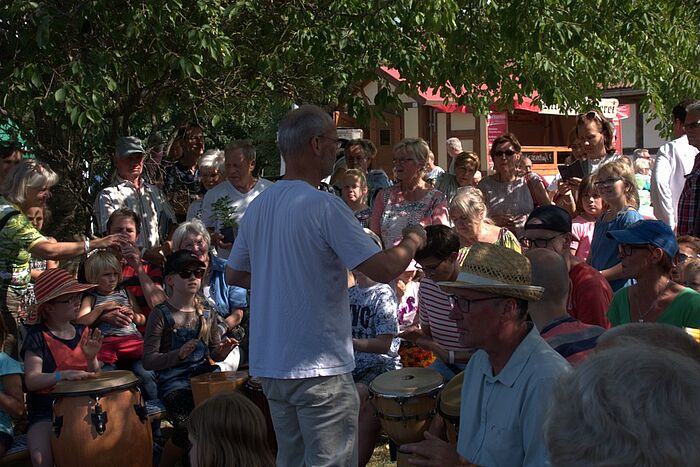 Drumcircle auf der Wiese ©Kulturstiftung Sachsen-Anhalt