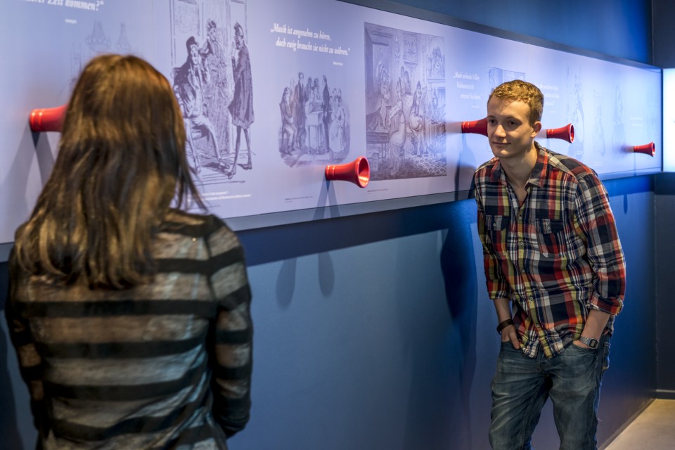 In de rondgang door de tentoonstelling - luisterrondgang met anekdotes en karikaturen