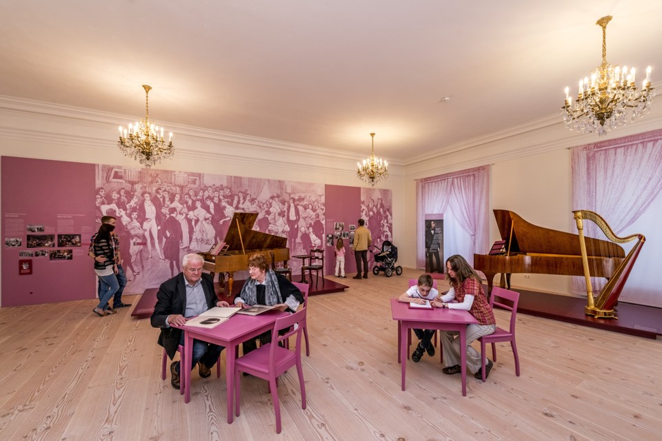 Muzikale salon met gesprekken en muziek van beroemde gasten.