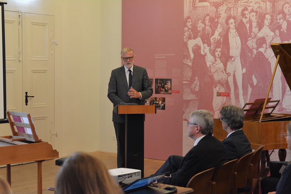 Staatsminister Rainer Robra (Chef der Staatskanzlei und Minister für Kultur) hält ein Grußwort zur Fördermittelübergabe.