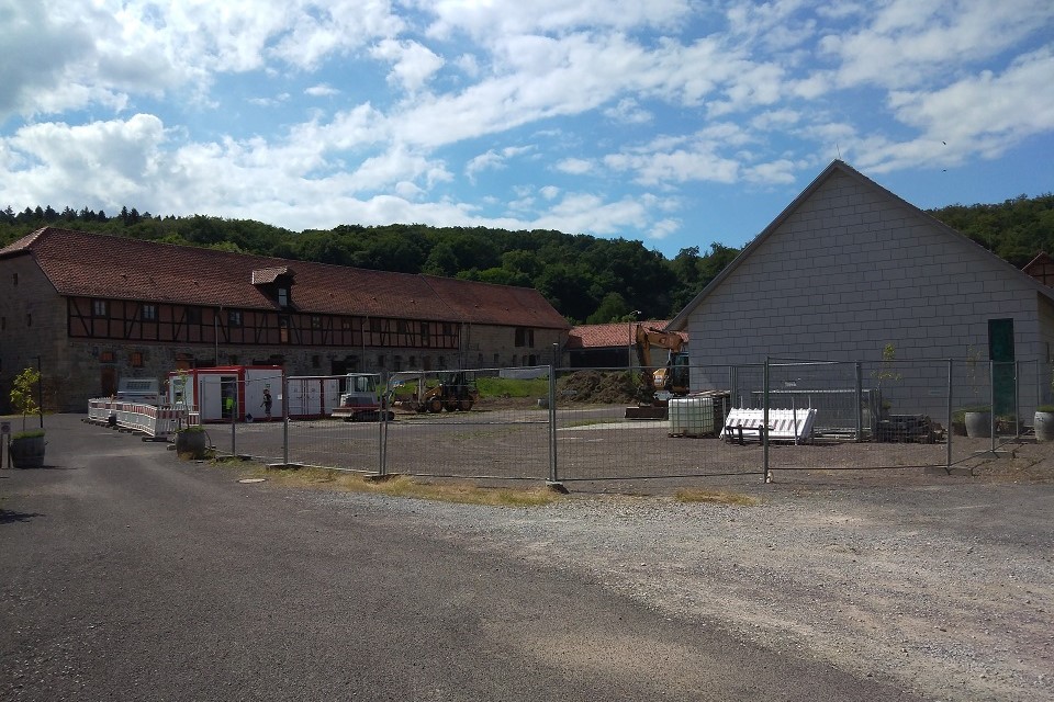 Baubeginn im Juni 2020: Die Baustelle auf dem Wirtschaftshof wird durch das Unternehmen GBN Granitbau Nordhausen GmbH eingerichtet.