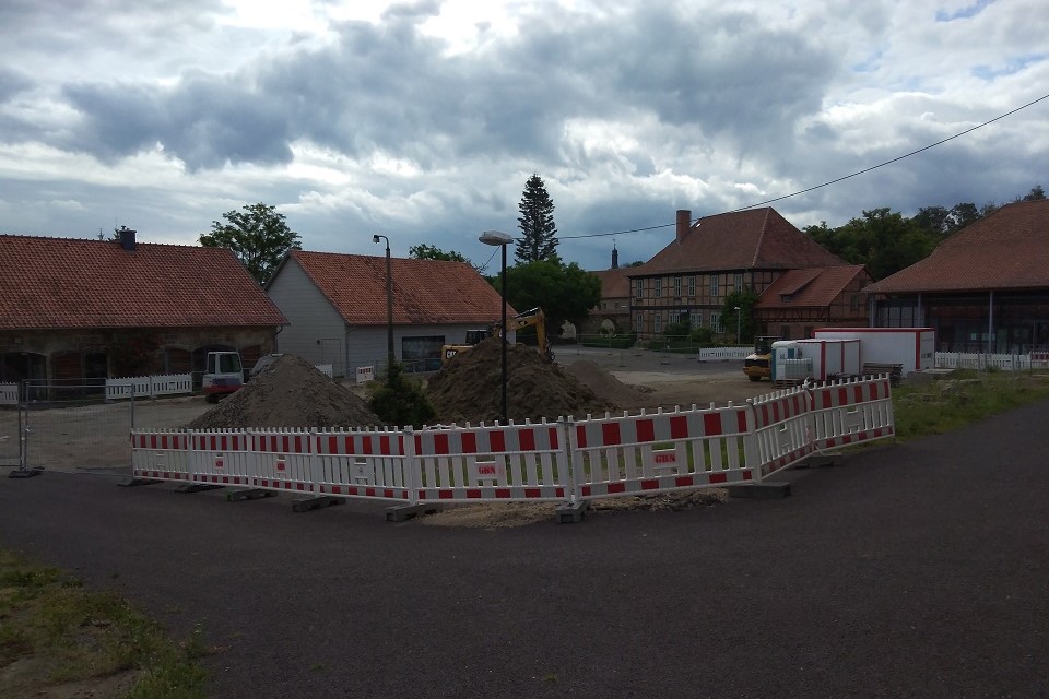 Die Baustelleneinrichtung ist abgeschlossen. Durch ausgewiesene Laufwege können die Gebäude jeder Zeit genutzt werden.