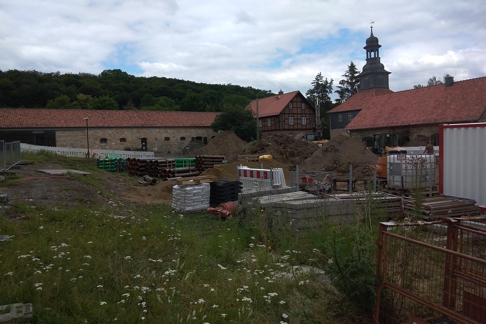 Allmählich füllt sich die Baustelle mit Abraum und Baumaterialien an.