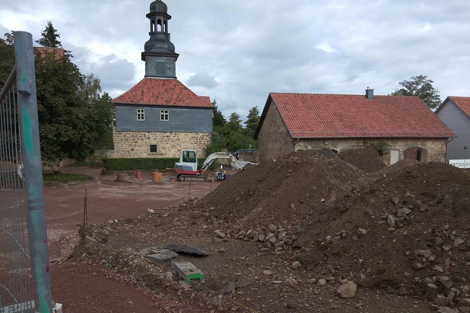 Die Kanalarbeiten im Wirtschaftshof sind mit Beginn September abgeschlossen. Die Beräumung des Altmaterials beginnt, um den nächsten Bauabschnitt - die Einfassung der grünen Hofinsel - vorzubereiten.