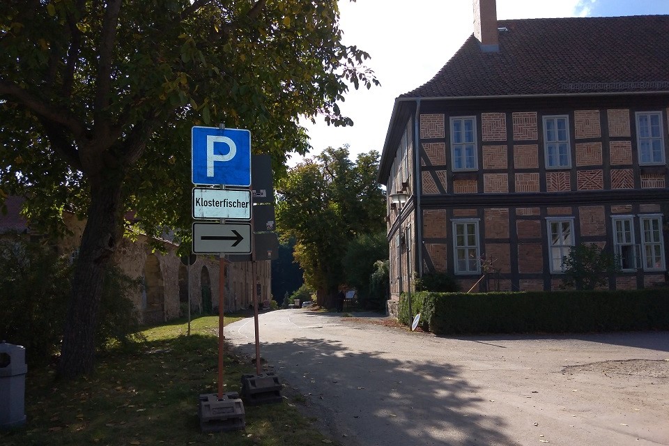 Anfang Oktober, Blick von Norden entlang der Klosterstraße zur Klausur. Noch stehen die alten Kastanien und die Walnussbäume.