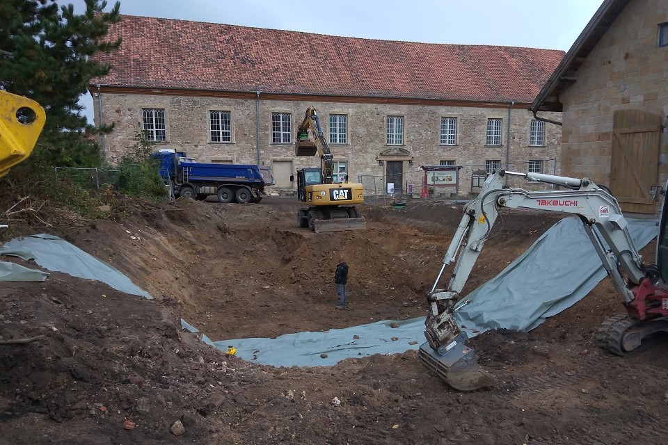 Die Arbeiten am Regenrückhaltebecken begannen unmittelbar nach der Fällung der Kastanien.