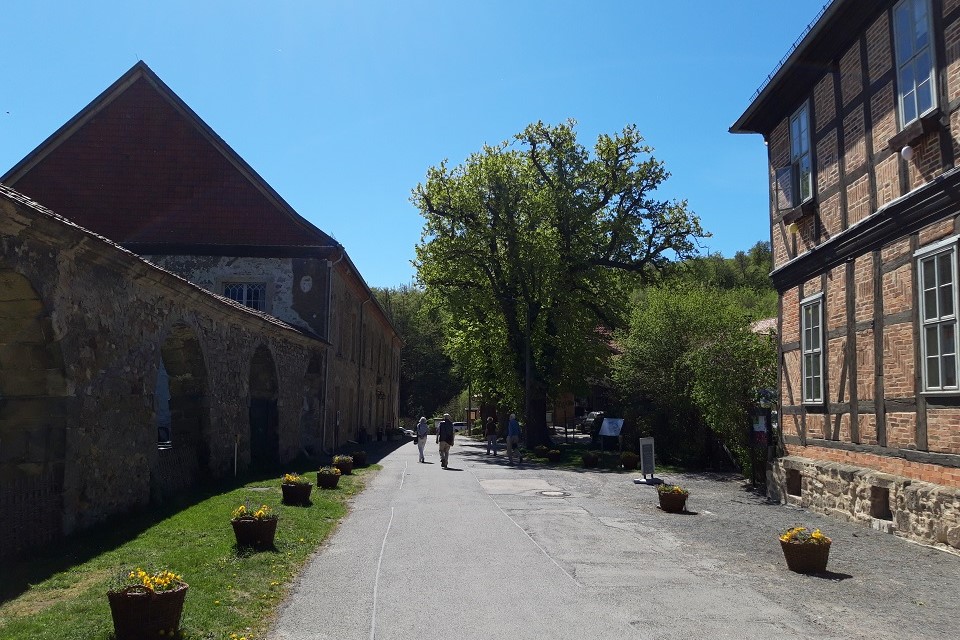 Blick entlang der Klosterstraße zur Klausur vor Baubeginn.