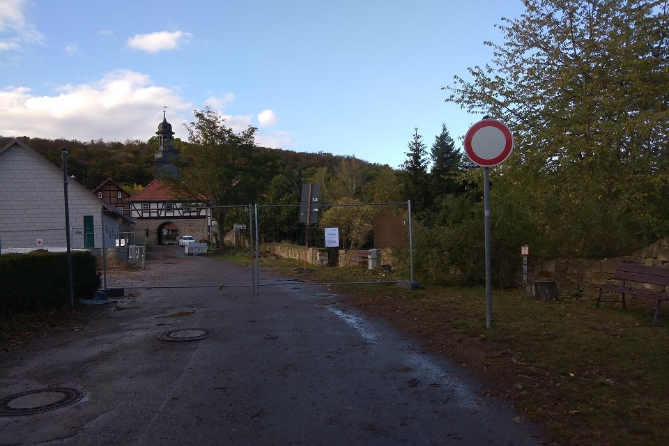 Blick entlang der Klosterstraße zum Torhaus nach den Baumfällarbeiten.