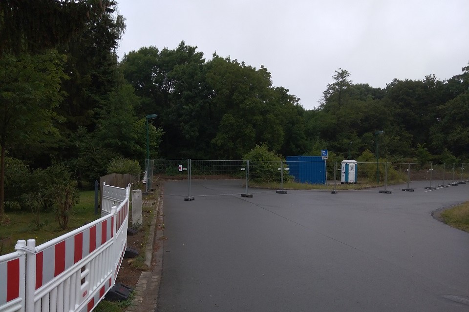 Anfang August wurde die Baustelleneinrichtung am Besucherparkplatz vorgenommen.