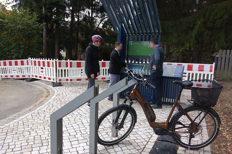 Stadtratsvorsitzender Klaus Dumeier lässt sich von Museumsleiter Simon Sosnitza und Susann Dreßler in die Funktionen der Radstätte einweisen.