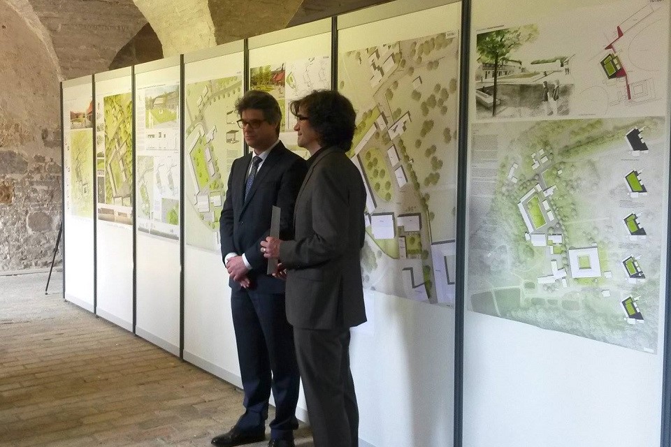 Generaldirektor der Kulturstiftung Sachsen-Anhalt Christian Philipsen gratuliert Herrn Fischer von (f)landschaftsarchitektur gmbH zum 1. Platz