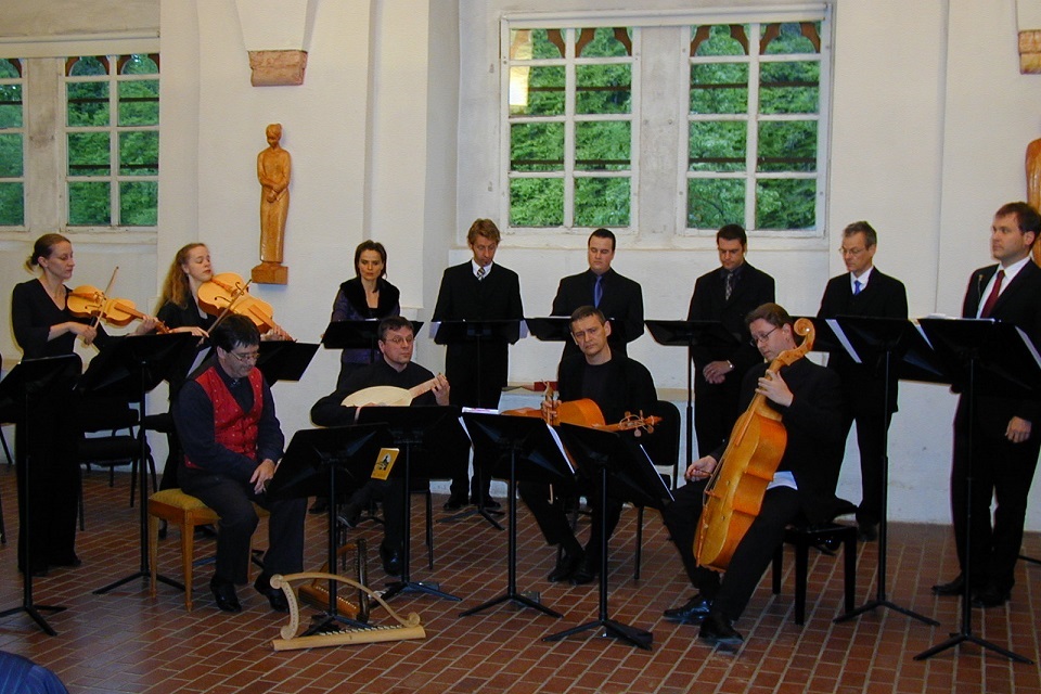 Konferenz 2005: Das Ensemble „Musica Freybergensis“ stellt im Konzert deutsche weltliche Lieder aus dem 16. Jahrhundert vor, gespielt auf Nachbauten der Freiberger Instrumente im Refektorium. Solist an der Harfe: Andrew Lawrence-King. Leitung: Roland Wilson, Zink.