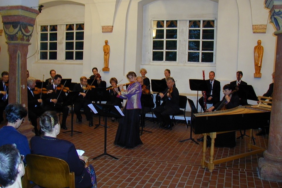 Tagung 2006: Die Cappella Coloniensis mit Konzertmeister Gerhard Peters (Köln, Violine) und der Solistin Rachel Brown (London, Querflöte ca. 1830) während des Tagungskonzertes „Flöten-Harmonien. Konzerte für Flöte und Orchester“ im Refektorium.