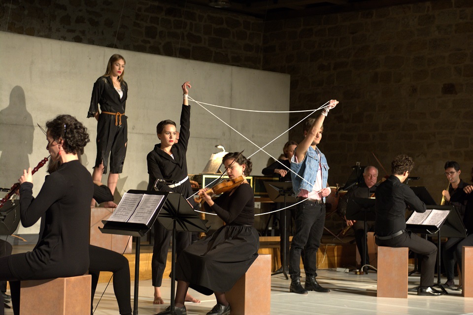 Tagung 2018: Szenische Aufführung des Melodrams "Ariadne auf Naxos" von Brandes und Benda durch Alida Bohnen (Ariadne), Max Ranft (Theseus), Annou Reiners (Oreade) und das Barockorchester des Instituts für Alte Musik und Aufführungspraxis der Kunstuniversität Graz in der Musikscheune