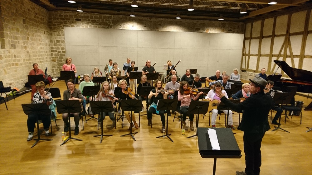 Abschlusskonzert des Weltmusikworkshop mit Musikern der 17 Hippies Abschlusskonzert des Weltmusikworkshop mit Musikern der 17 Hippies