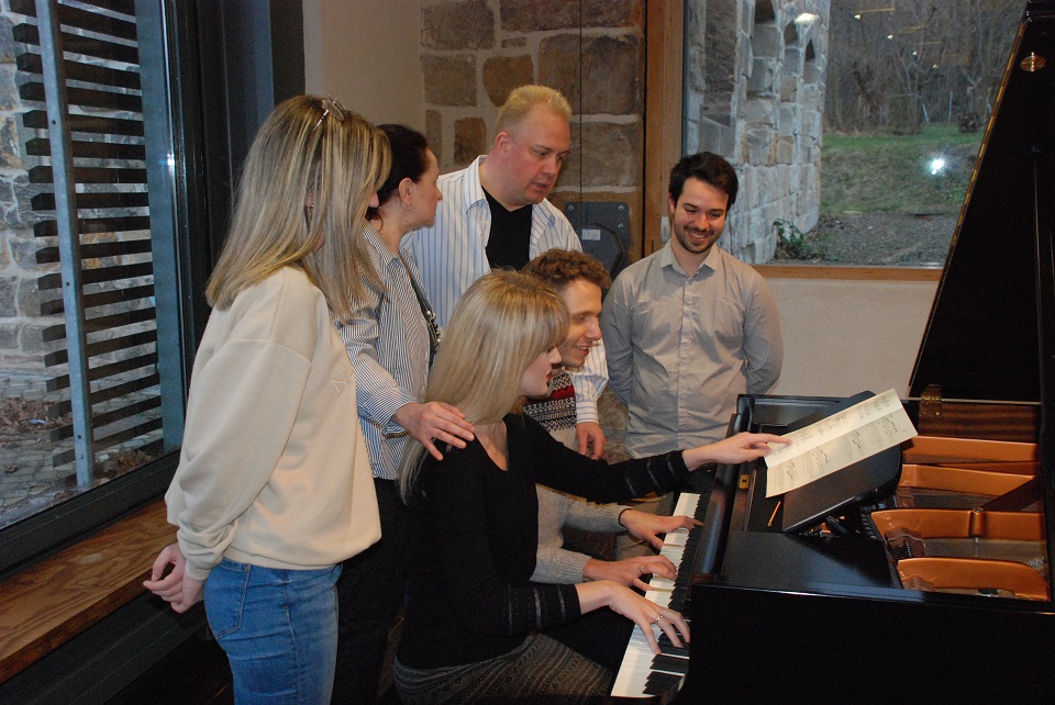 Meisterkurs Klavier Solo & Duo mit dem renommierten Klavierduo Aglika Genova und Liuben Dimitrov Meisterkurs Klavier Solo & Duo mit dem renommierten Klavierduo Aglika Genova und Liuben Dimitrov